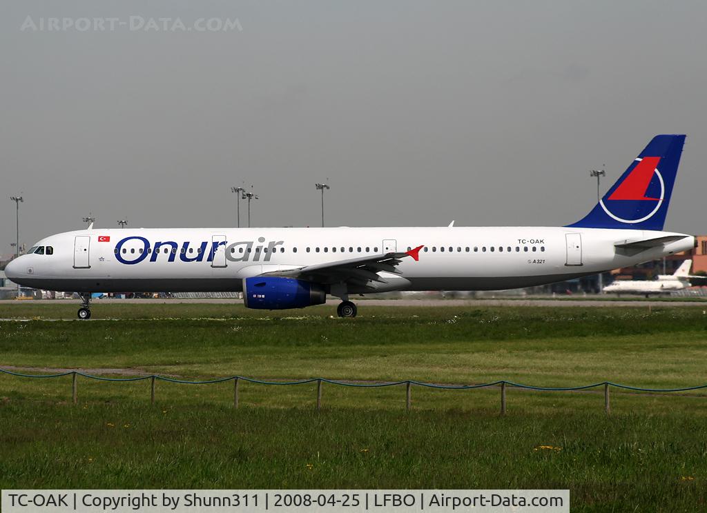 TC-OAK, 1999 Airbus A321-231 C/N 954, Lining up rwy 32R for departure...