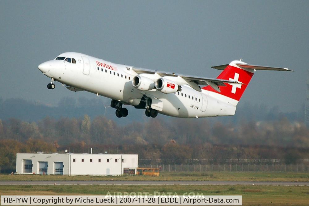 HB-IYW, 1999 British Aerospace Avro 146-RJ100 C/N E3359, Take-off