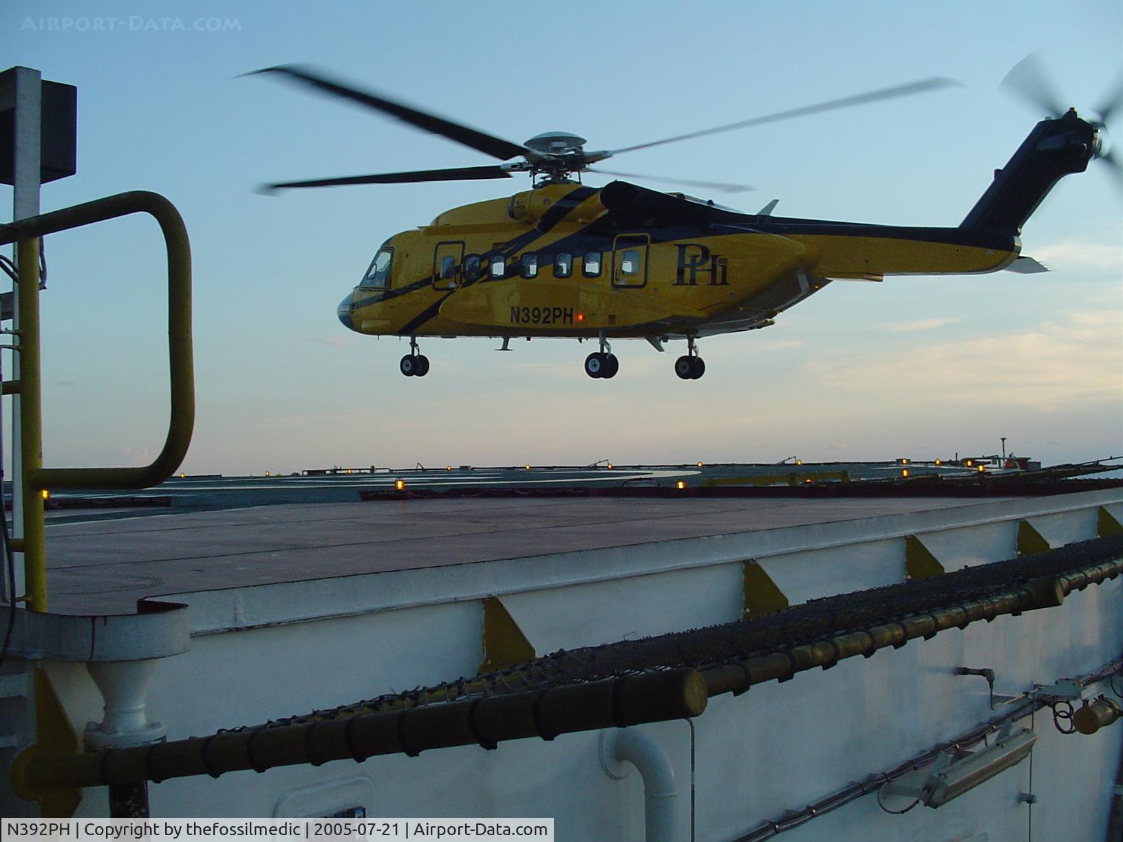 N392PH, 2005 Sikorsky S-92 C/N 920015, Landing on GSF DD 1 in the Gulf of Mexico