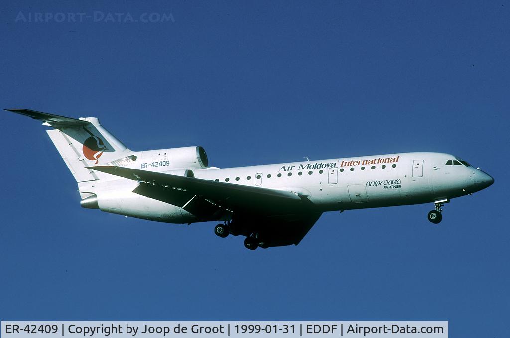 ER-42409, 1992 Yakovlev Yak-42D C/N 4520421216709, landing at Frankfurt