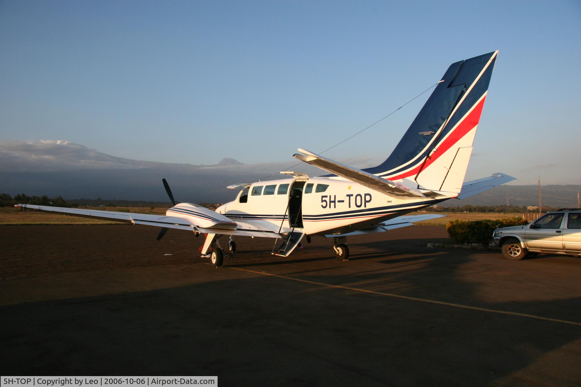 5H-TOP, 1978 Cessna 404 Titan C/N 404-0216, C 404 background Mt. Kilimanjaro