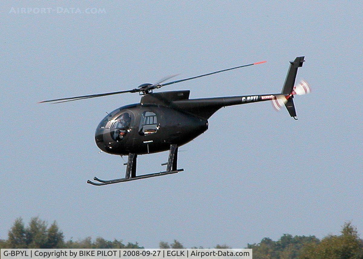 G-BPYL, 1980 Hughes 369D C/N 1000796D, DEPARTING AFTER A SHORT STOP