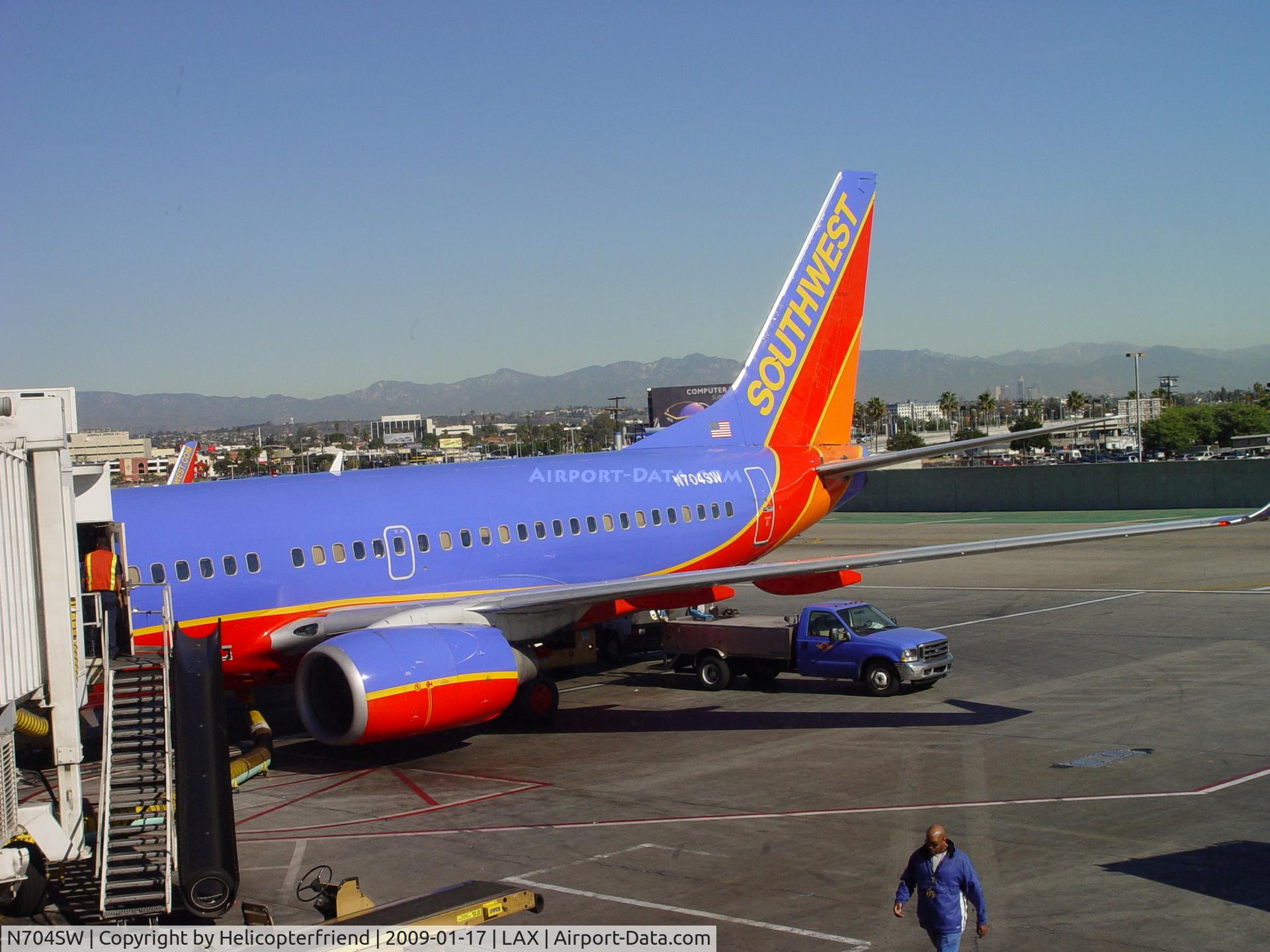N704SW, 1998 Boeing 737-7H4 C/N 27838, Getting ready to go at LAX