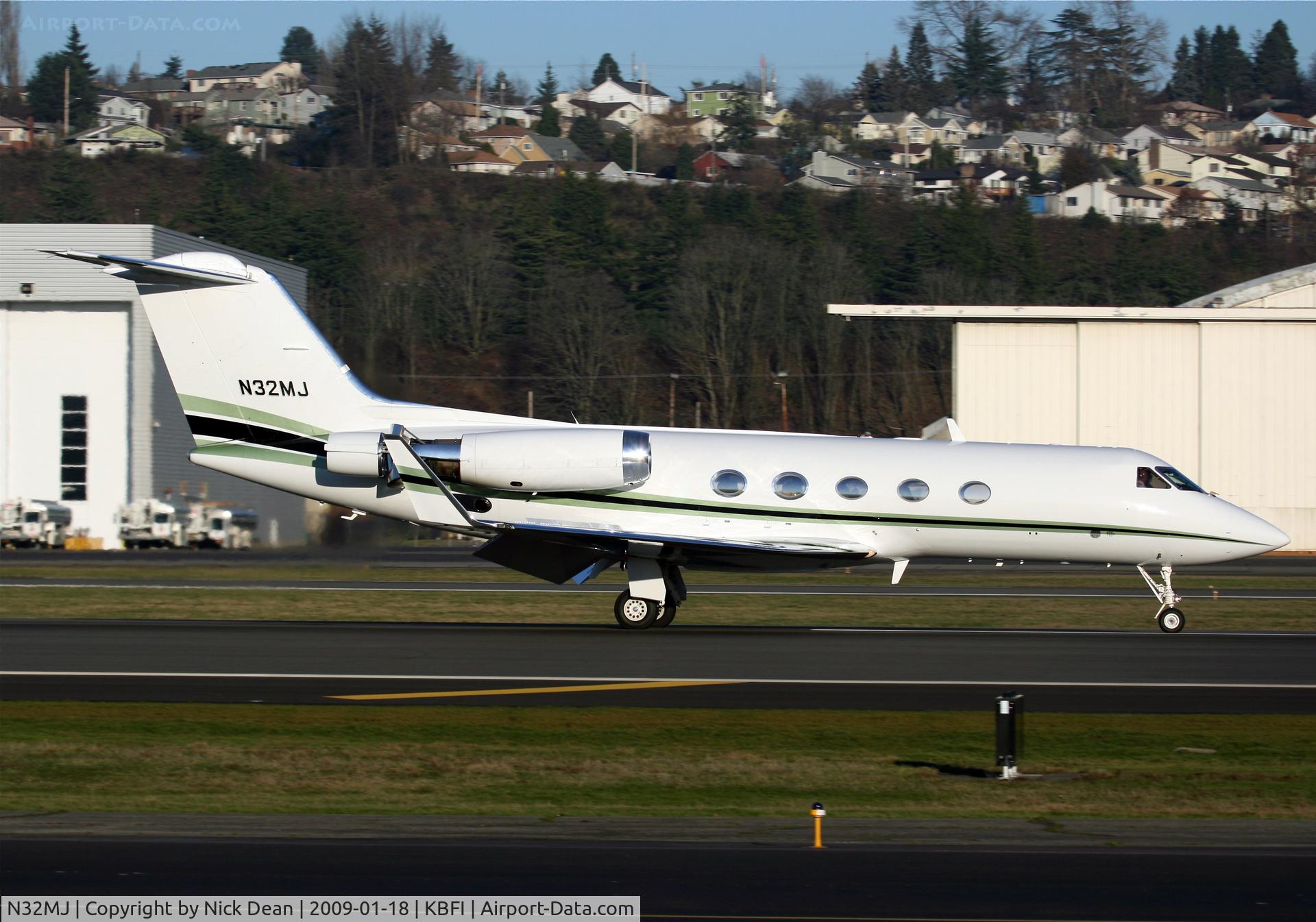 N32MJ, 1982 Gulfstream Aerospace G-1159A Gulfstream III C/N 460, KBFI (Magic Johnson Entertainment)