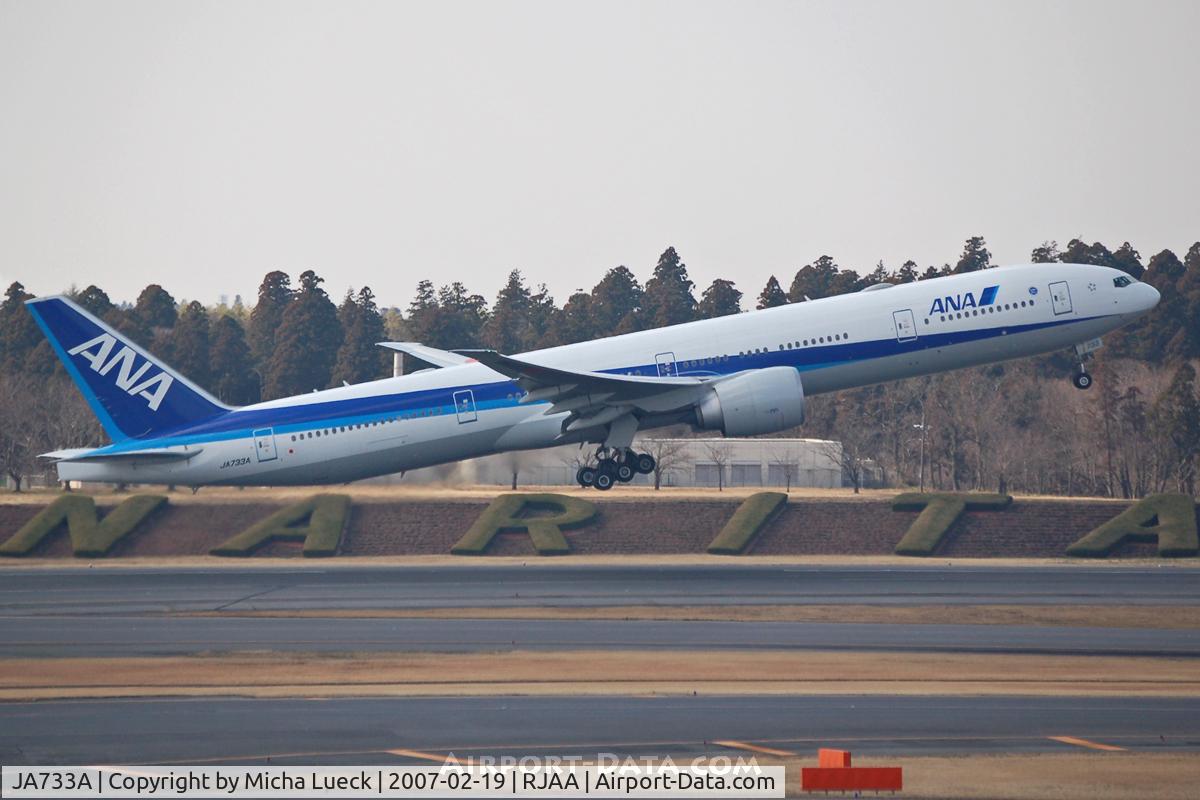 JA733A, 2005 Boeing 777-381/ER C/N 32648, Take-off