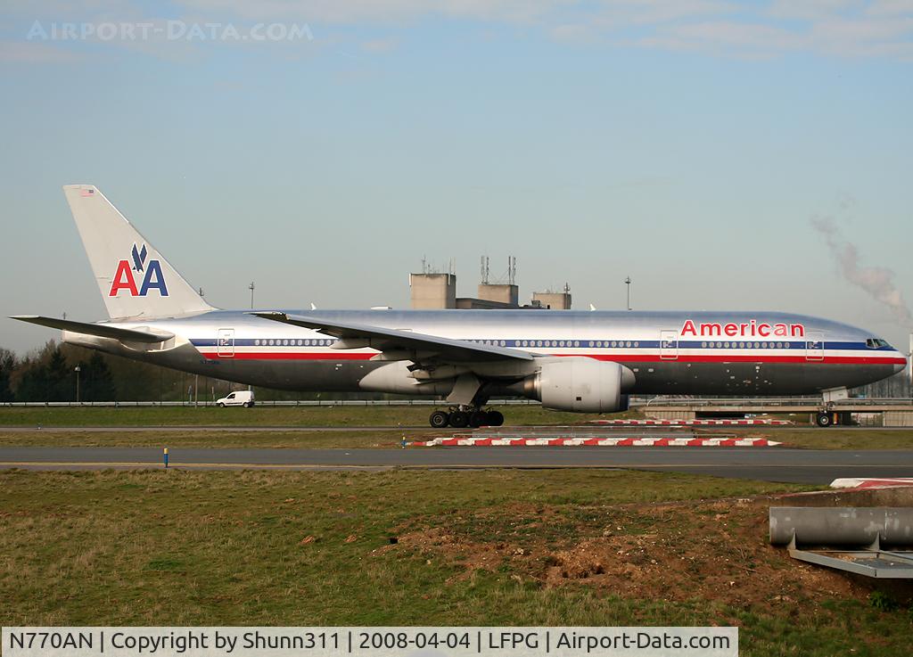 N770AN, 1999 Boeing 777-223 C/N 29578, Taxiing on parallels runways