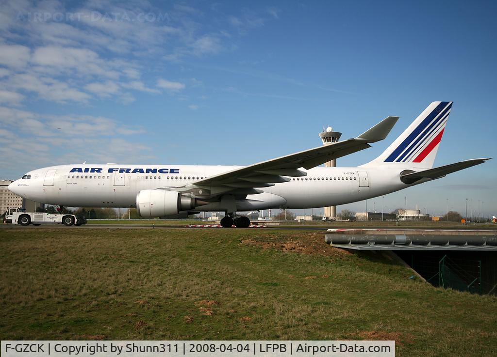 F-GZCK, 2003 Airbus A330-203 C/N 516, Passing on parallels runways...