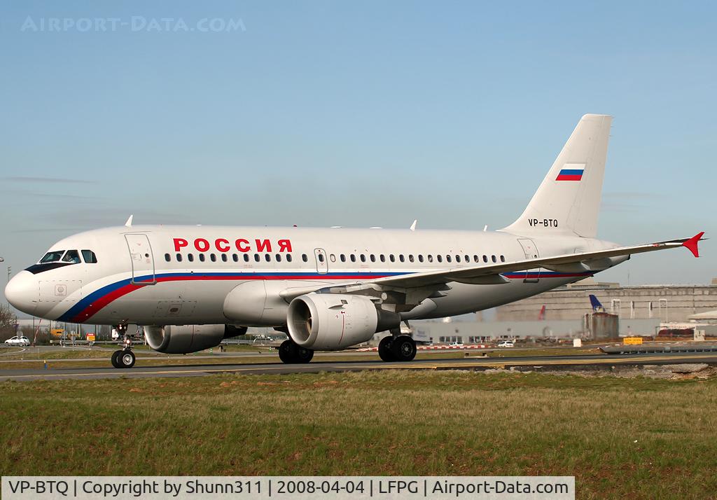 VP-BTQ, 1999 Airbus A319-114 C/N 1149, Taxiing on parallels runways...