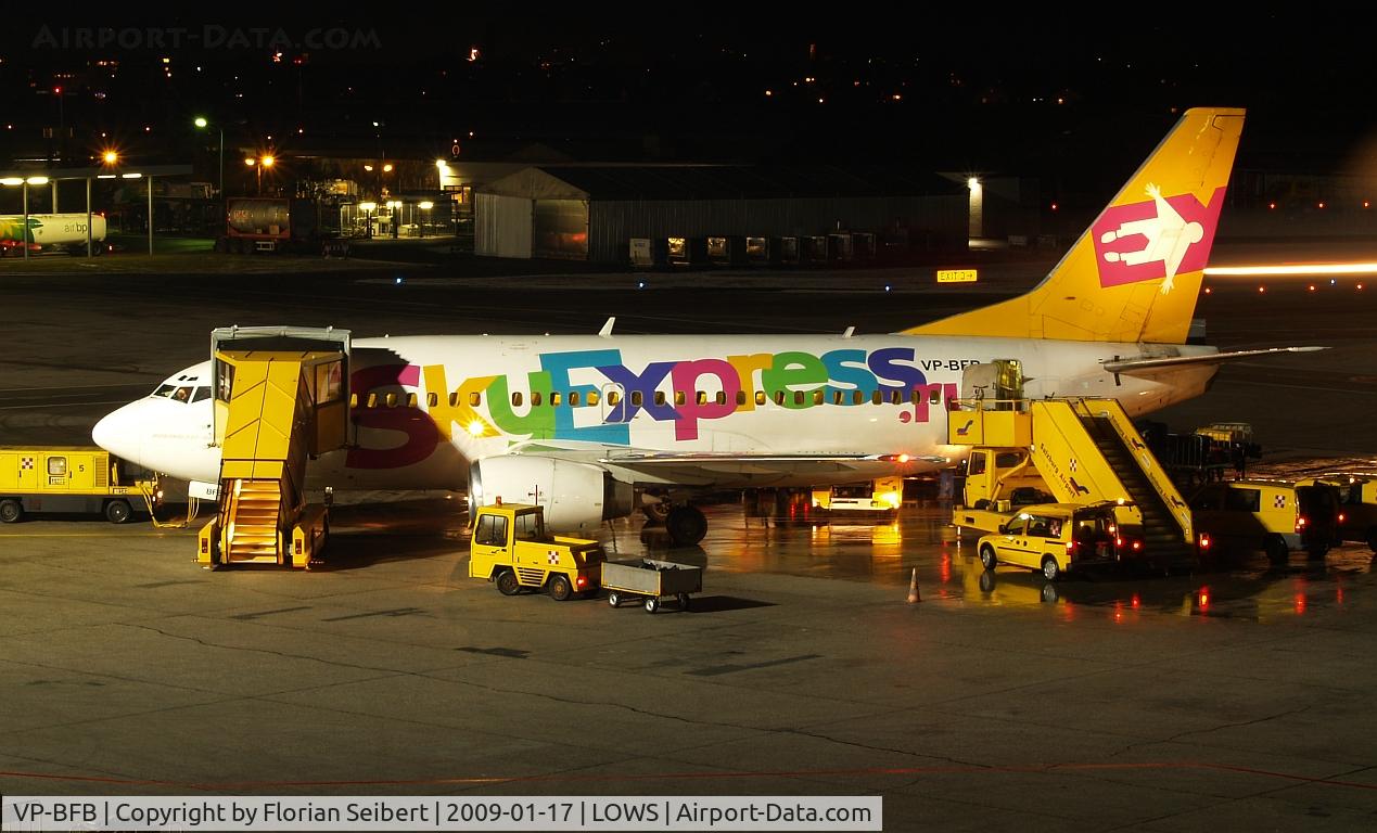 VP-BFB, 1992 Boeing 737-5Y0 C/N 26067, deboarding