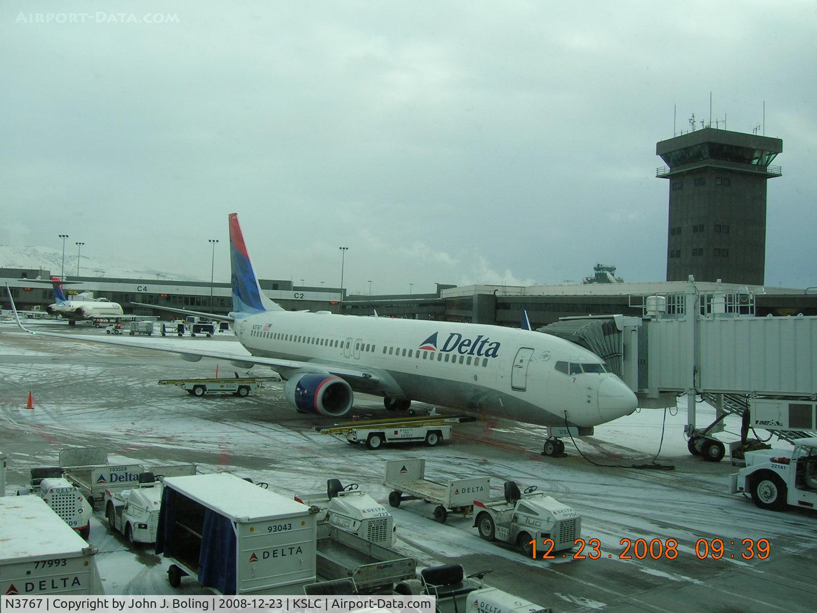 N3767, 2001 Boeing 737-832 C/N 30821, Delta 737 on gate at KSLC
