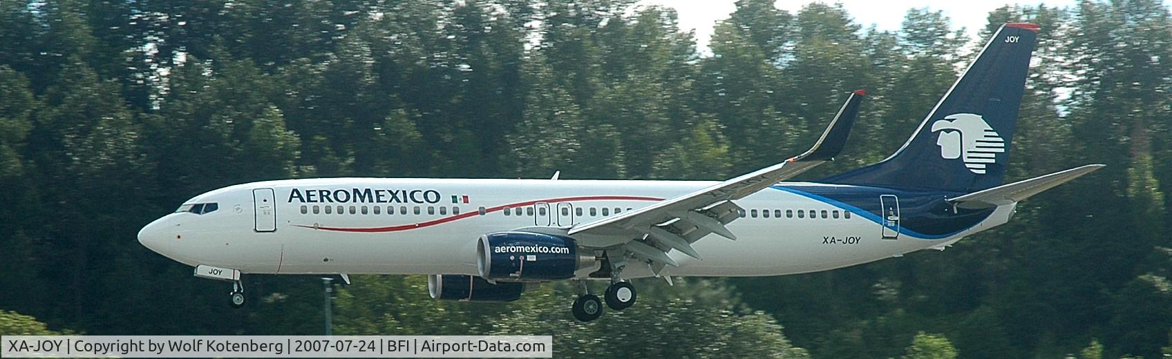 XA-JOY, 2007 Boeing 737-852 C/N 35121-2327, final at BFI