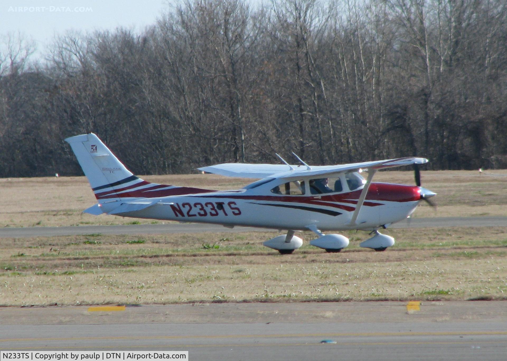 N233TS, 2006 Cessna T182T Turbo Skylane C/N T18208523, Taxiing to 32 at the Downtown Shreveport airport.