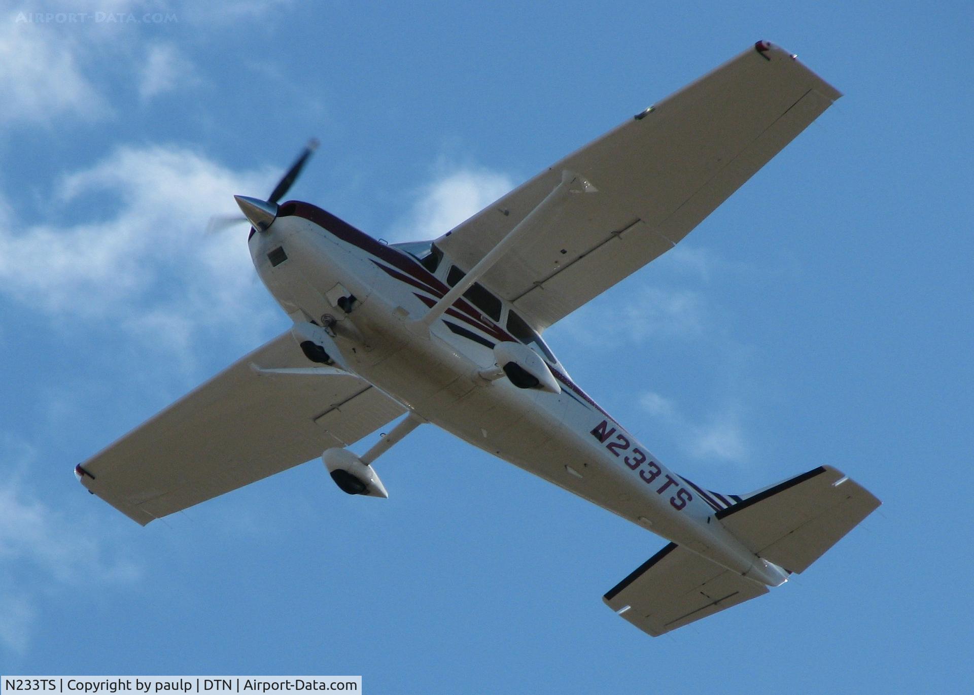 N233TS, 2006 Cessna T182T Turbo Skylane C/N T18208523, Taking off from the Downtown Shreveport airport.