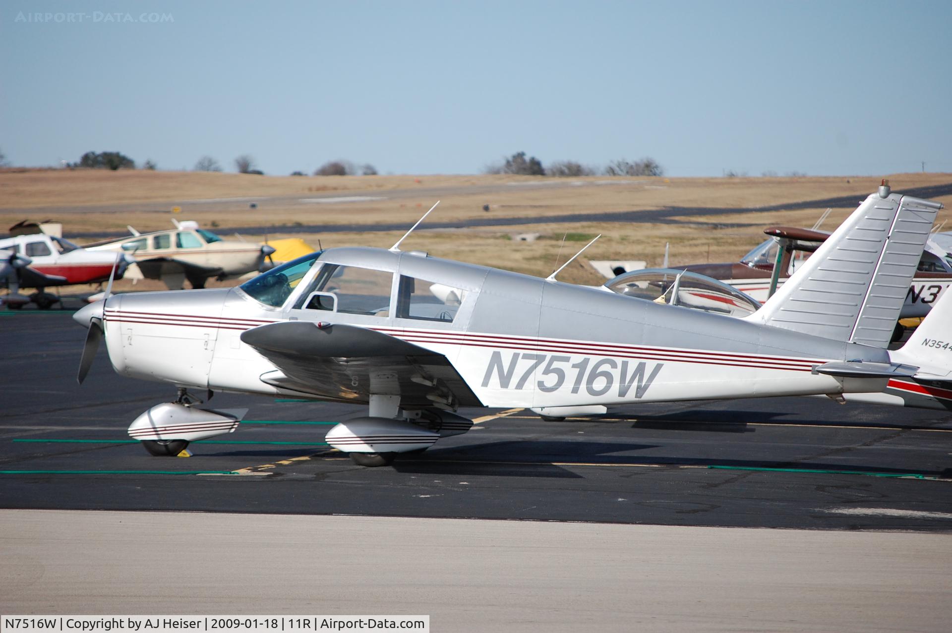 N7516W, 1963 Piper PA-28-180 C/N 28-1432, N7516W at 11R (Brenham Municipal, TX)