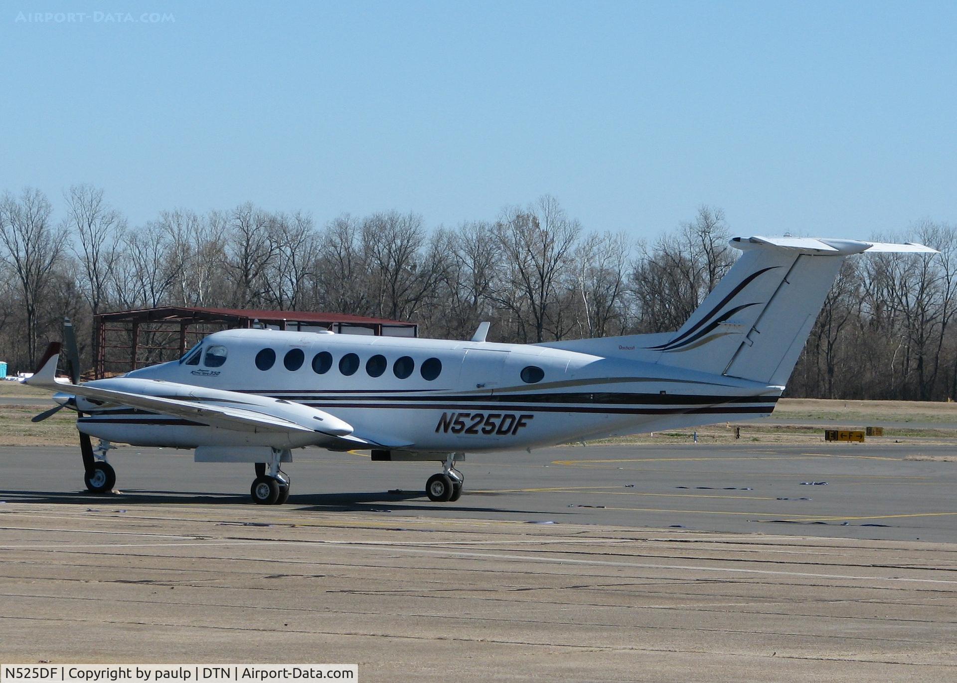 N525DF, 2000 Raytheon Aircraft Company B300 C/N FL-306, Parked at the Downtown Shreveport airport.