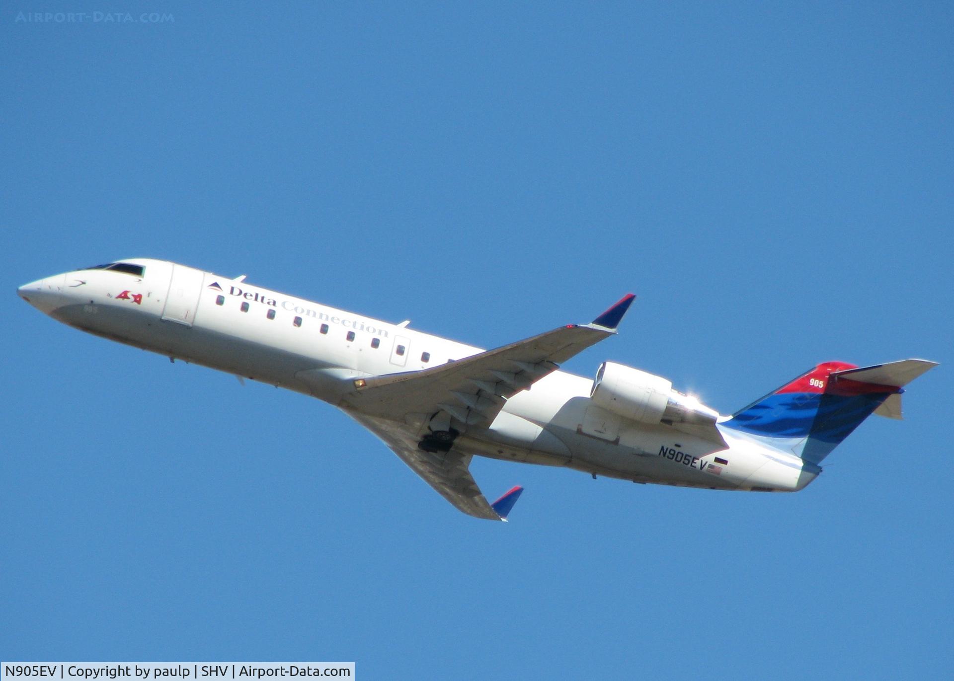 N905EV, 2002 Bombardier CRJ-200ER (CL-600-2B19) C/N 7632, Taking off from the Shreveport Regional airport.