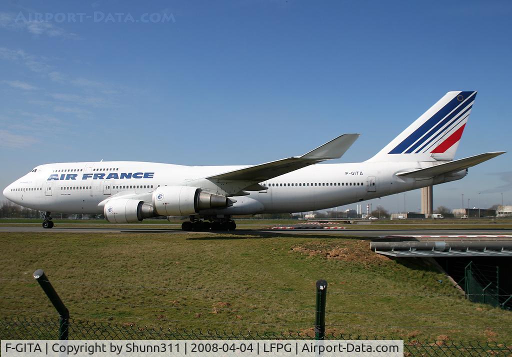 F-GITA, 1991 Boeing 747-428 C/N 24969, Taxiing on parallels runways...