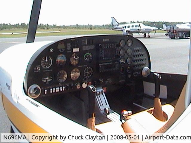 N696MA, 2004 Diamond DA-20-C1 C/N C0296, N696MA interior