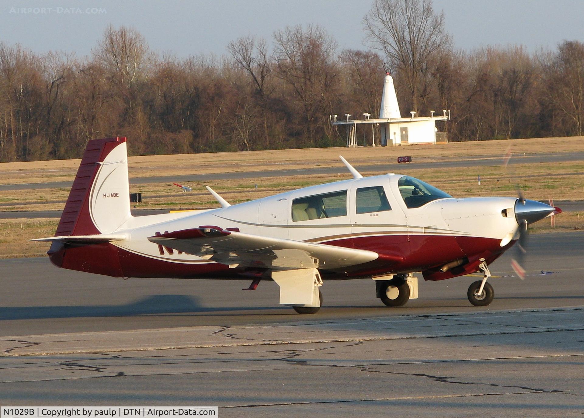 N1029B, 1982 Mooney M20J 201 C/N 24-1336, Parking at the Downtown Shreveport airport.