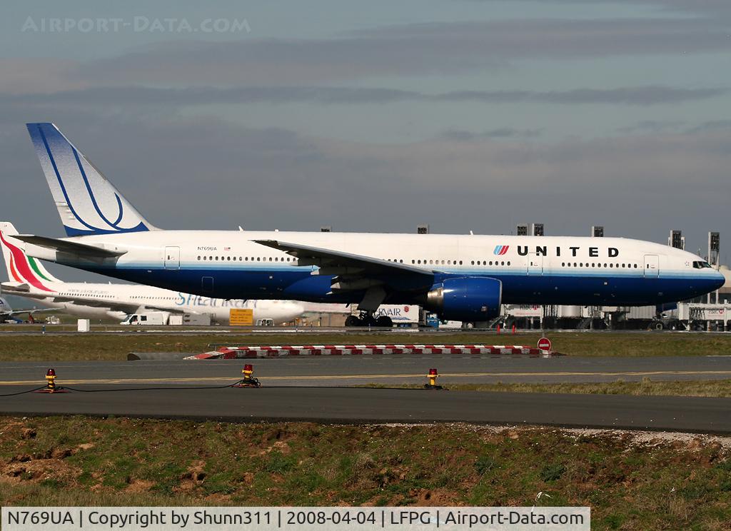 N769UA, 1995 Boeing 777-222 C/N 26921, Rolling for departure...