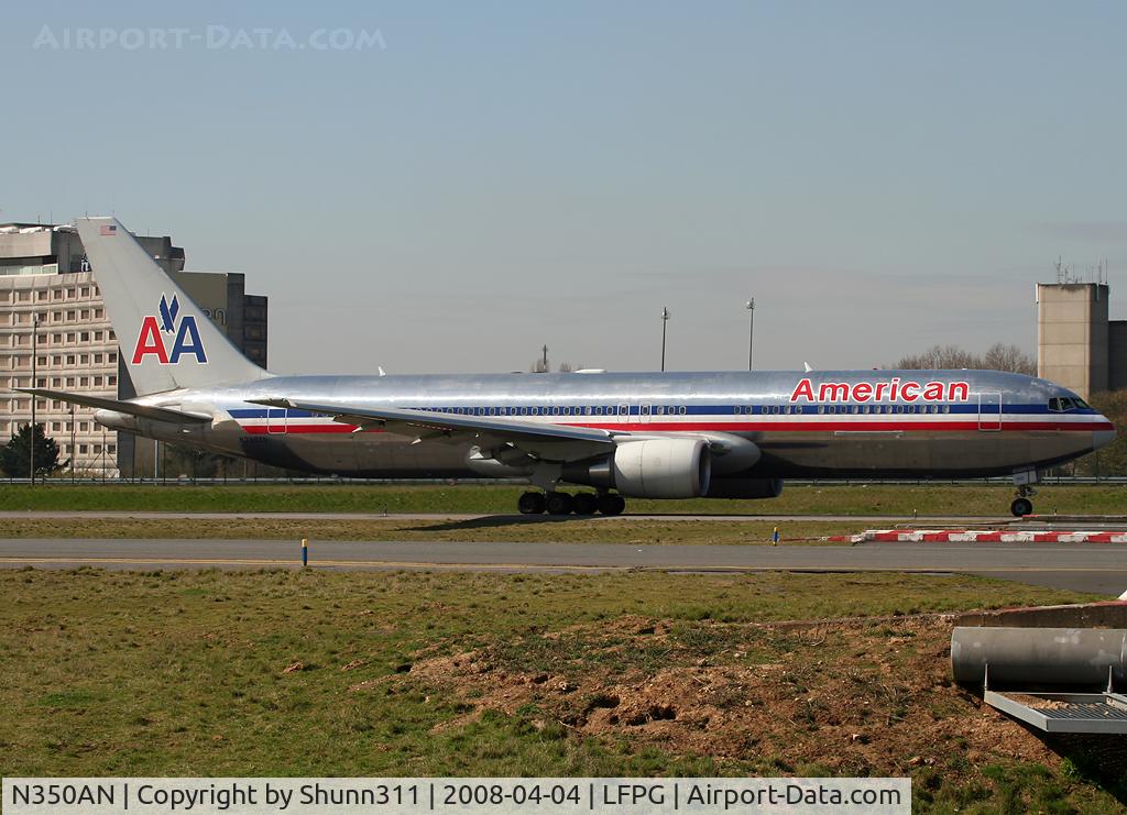 N350AN, 2003 Boeing 767-323/ER C/N 33089, Taxiing on parallels runways...
