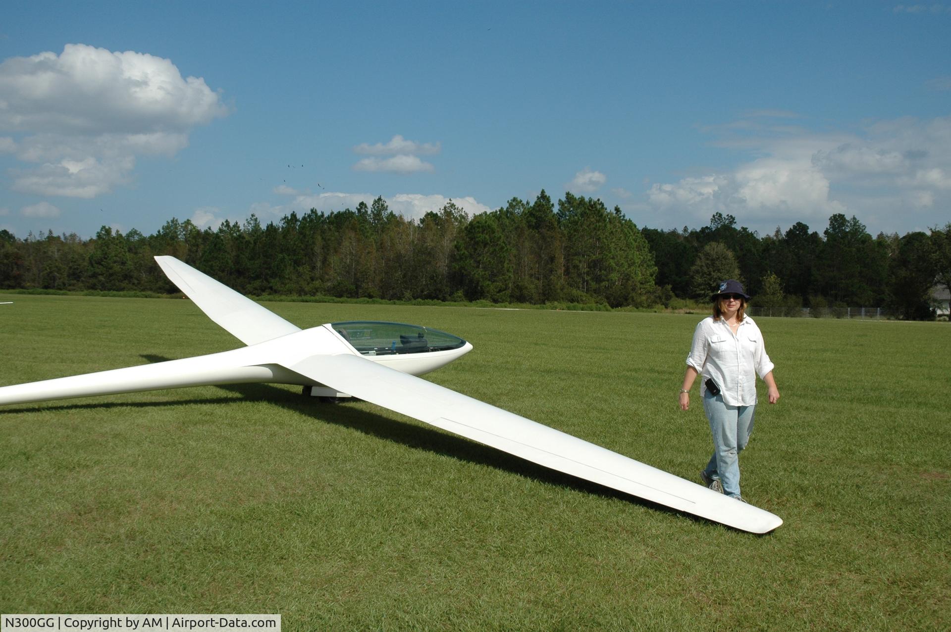 N300GG, Glaser-Dirks DG-300 Elan C/N 3E67, Shannon in her DG-300