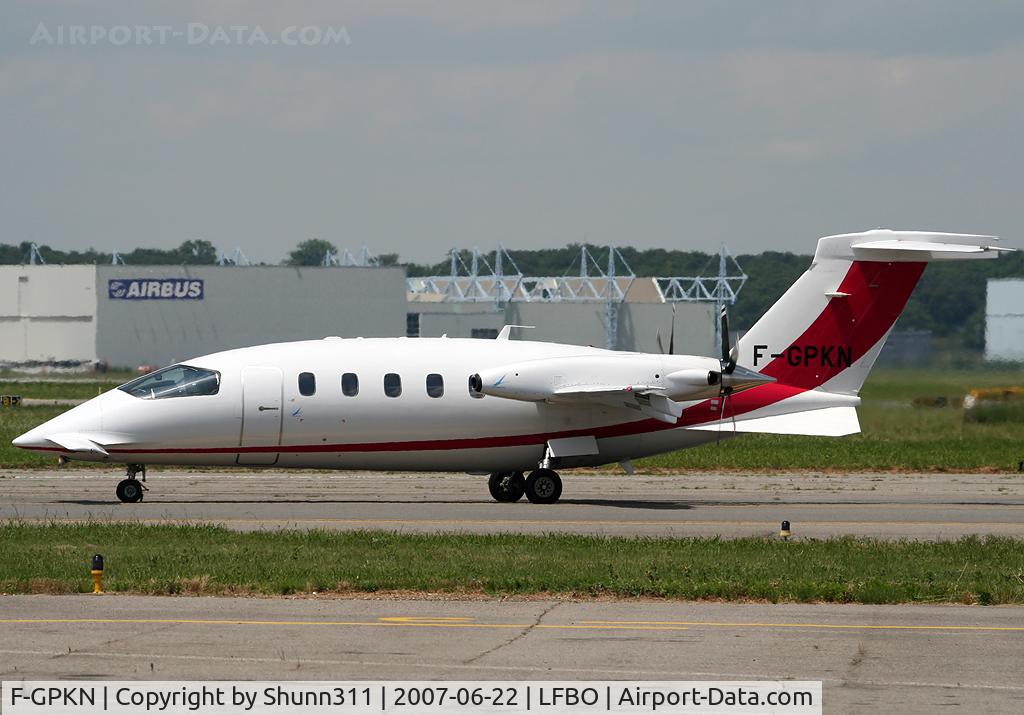 F-GPKN, 2007 Piaggio P-180 Avanti II C/N 1123, Rolling holding point rwy 32R for departure