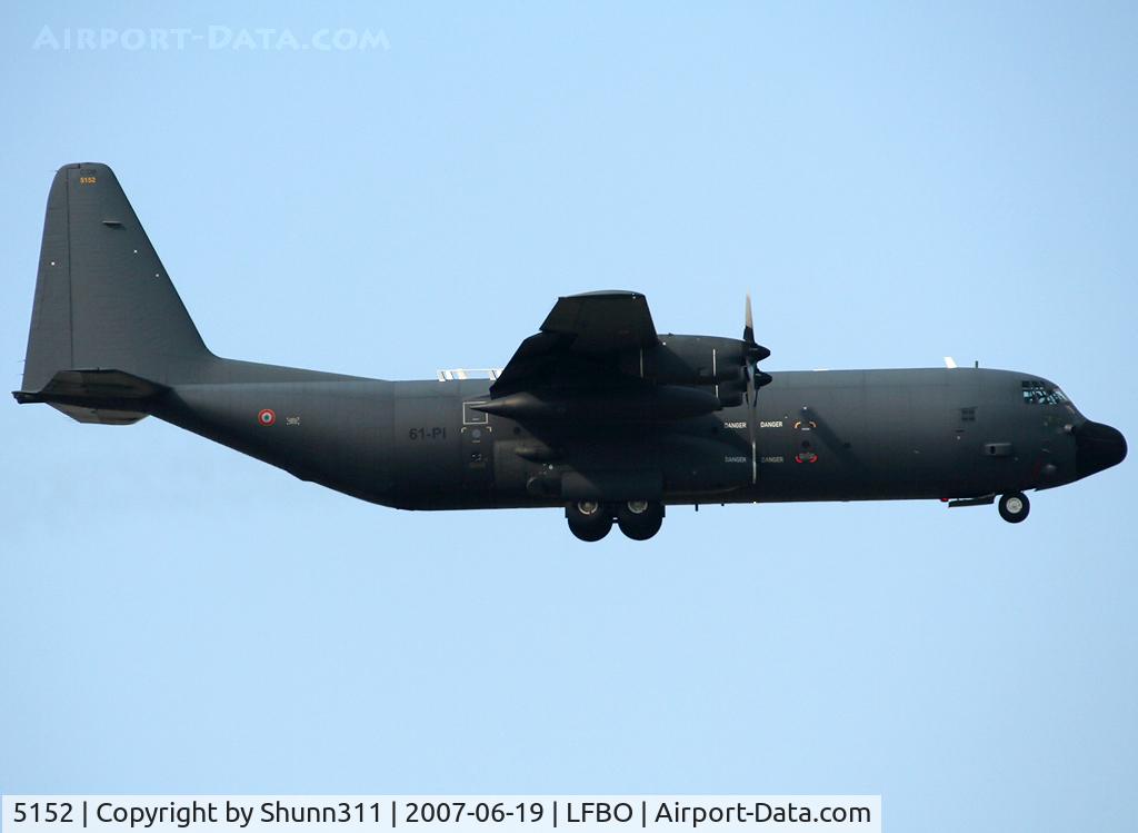 5152, 1988 Lockheed C-130H-30 Hercules C/N 382-5152, Landing rwy 14R