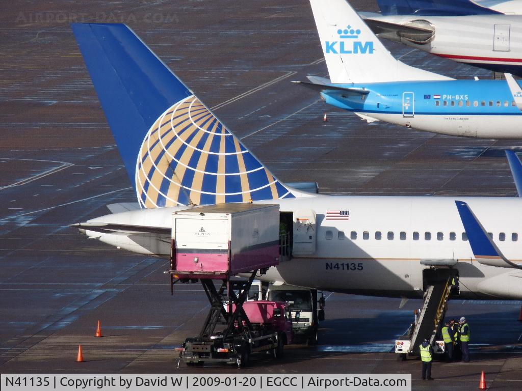 N41135, 1999 Boeing 757-224 C/N 29284, At the gate