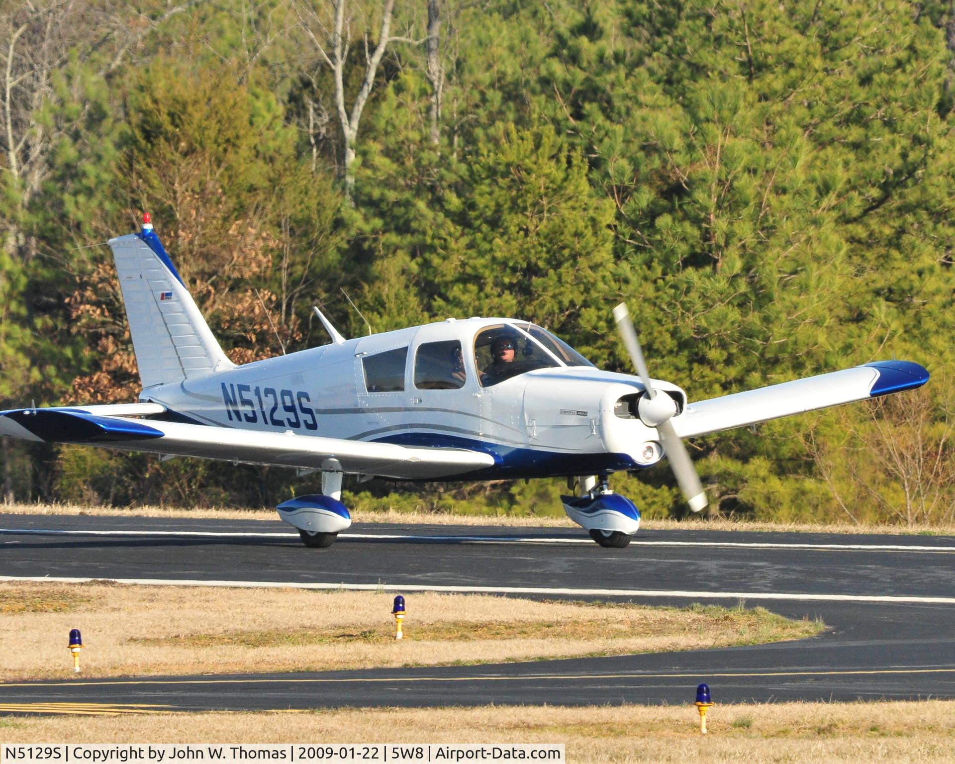 N5129S, 1971 Piper PA-28-140 C/N 28-7125600, Arriving runway 22