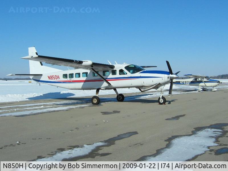 N850H, 2004 Cessna 208B Caravan C/N 208B1061, Big Cessna, little Cessna.  On the ramp at Urbana, OH