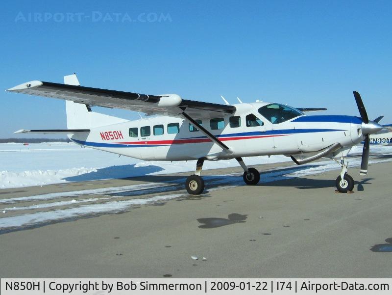 N850H, 2004 Cessna 208B Caravan C/N 208B1061, Cessna 208 Caravan on the ramp at Urbana, Ohio