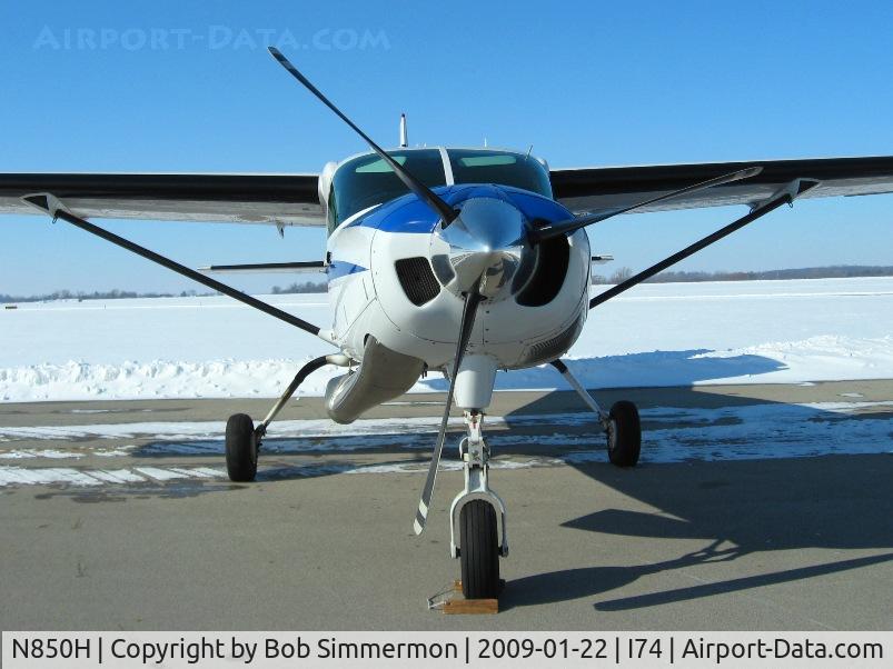 N850H, 2004 Cessna 208B Caravan C/N 208B1061, Business end of a Cessna 208 Caravan on the ramp at Urbana, Ohio