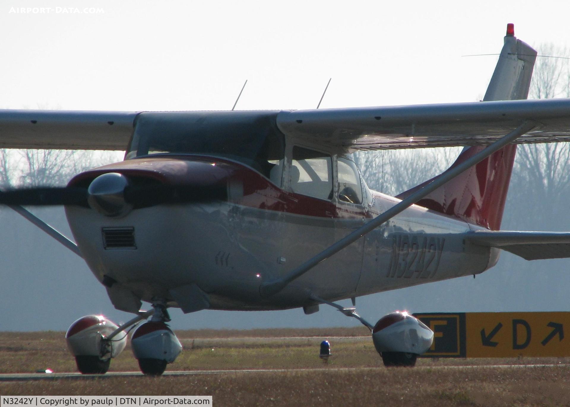 N3242Y, 1962 Cessna 182E Skylane C/N 18254242, Taxiing to 14 at the Downtown Shreveport airport.