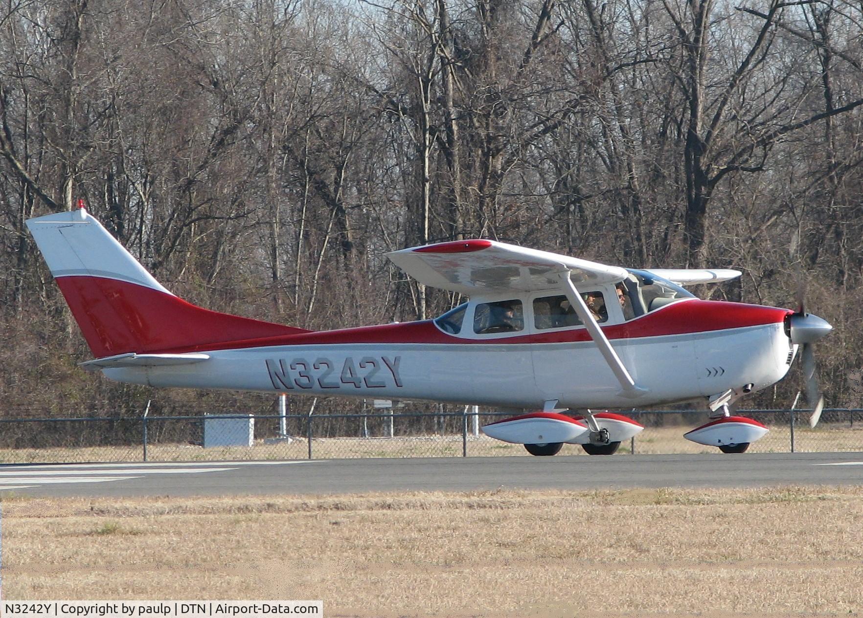 N3242Y, 1962 Cessna 182E Skylane C/N 18254242, Taking off from the Downtown Shreveport airport.