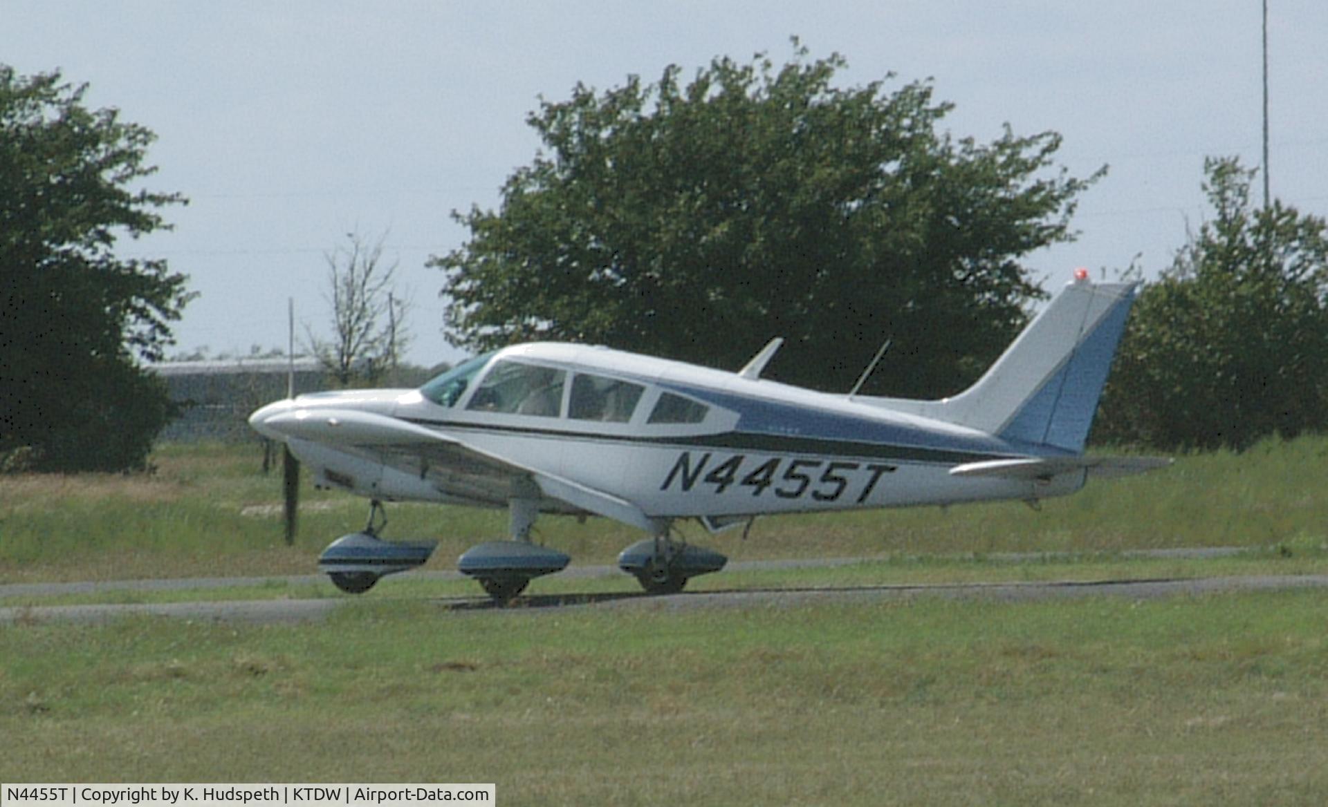 N4455T, 1972 Piper PA-28-180 C/N 28-7205163, Landing at KTDW