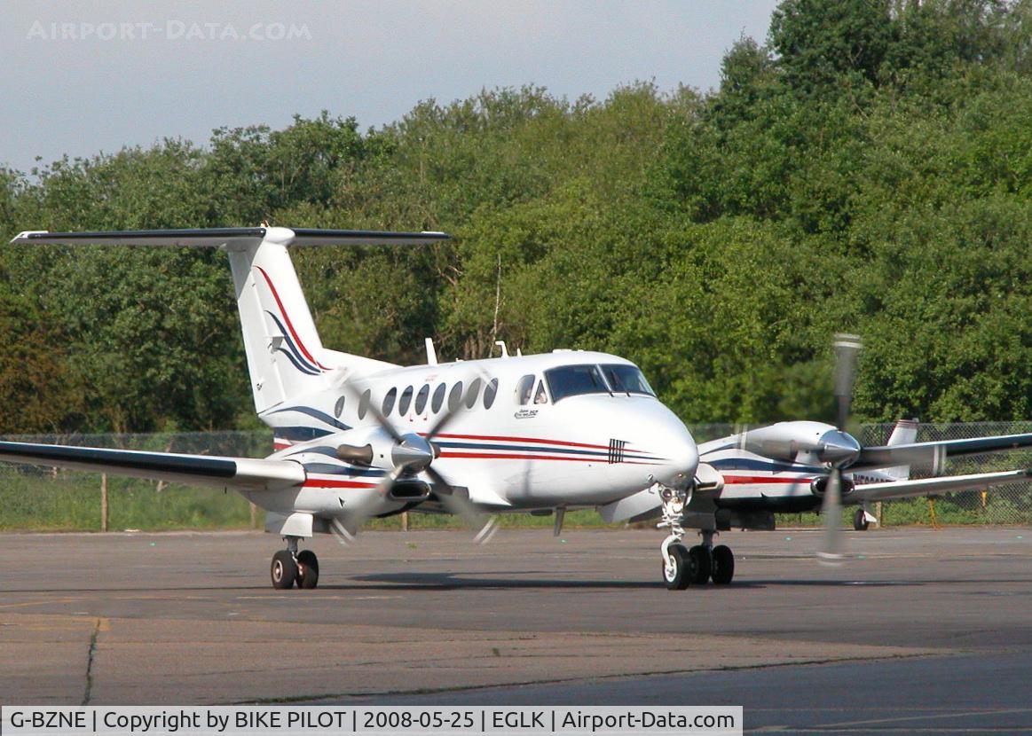 G-BZNE, 2000 Raytheon King Air 350 (B300) C/N FL-286, TAXYING IN TO THE TERMINAL