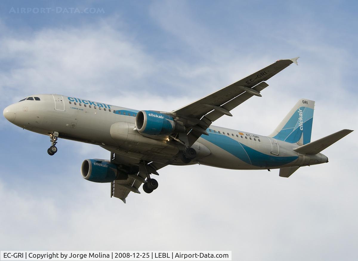 EC-GRI, 1991 Airbus A320-211 C/N 177, On final to RWY 25R.