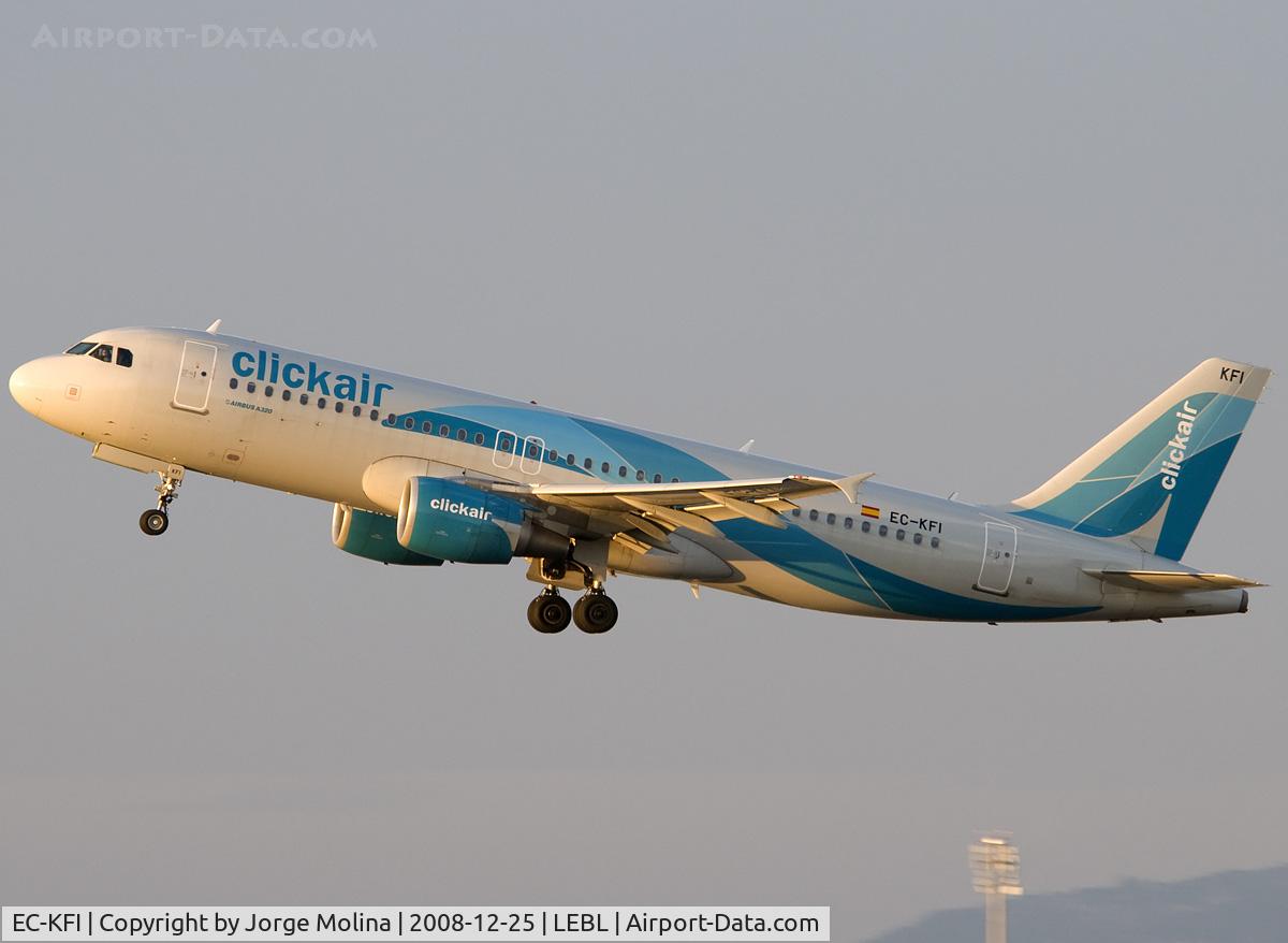 EC-KFI, 2007 Airbus A320-216 C/N 3174, Taking off RWY 25L at dusk.