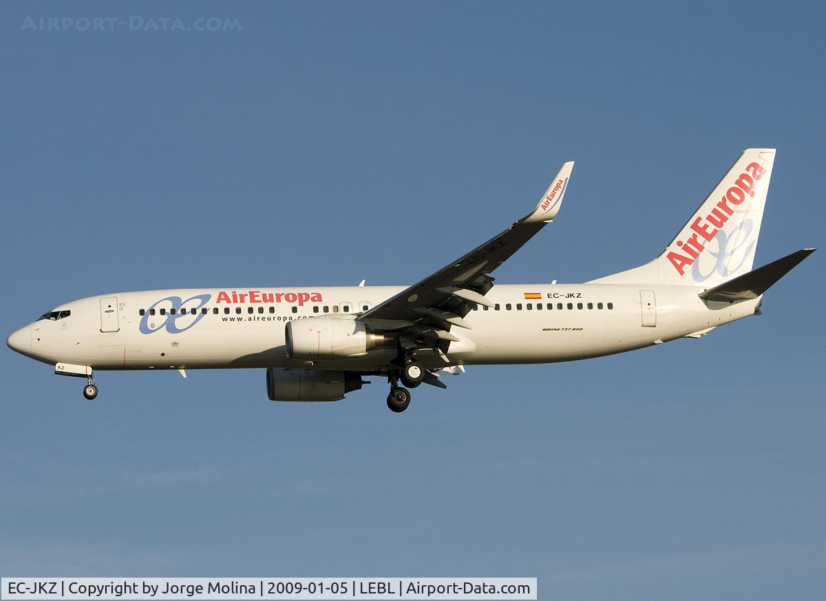 EC-JKZ, 2005 Boeing 737-86N C/N 34251, On final to RWY 25R.