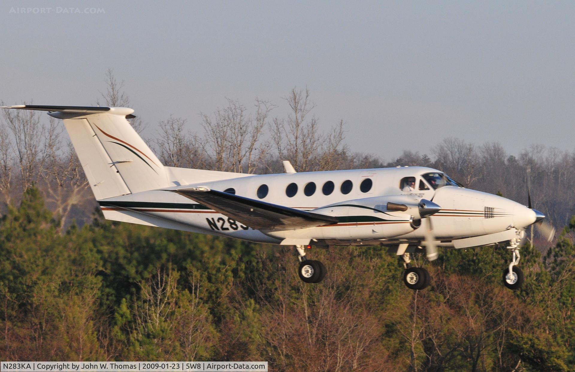 N283KA, 1975 Beech 200 Super King Air C/N BB-83, Departing runway 22