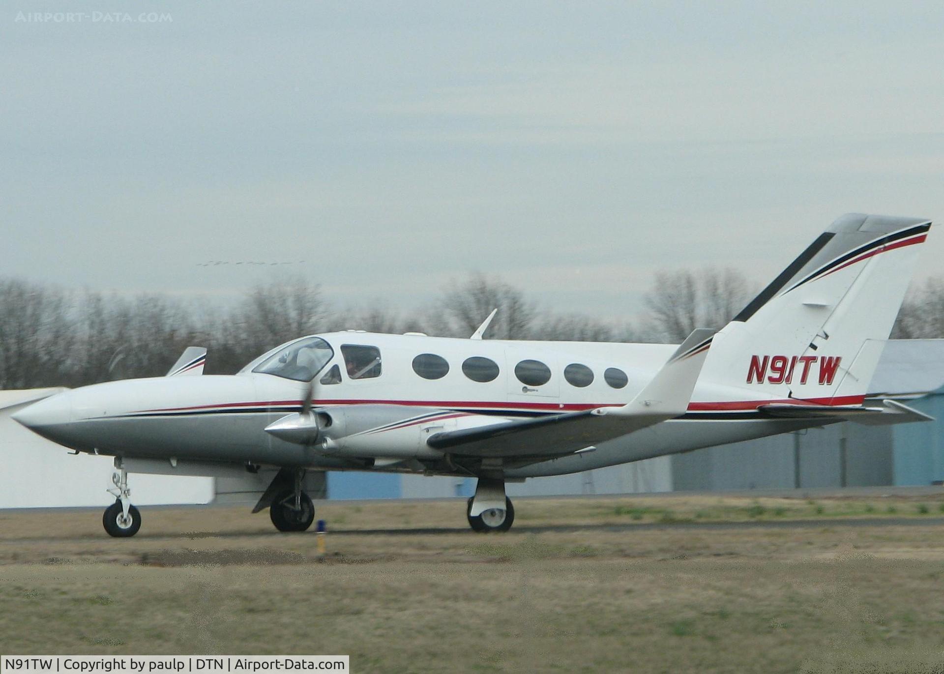 N91TW, 1978 Cessna 414A Chancellor C/N 414A0117, Taxiing at the Downtown Shreveport.