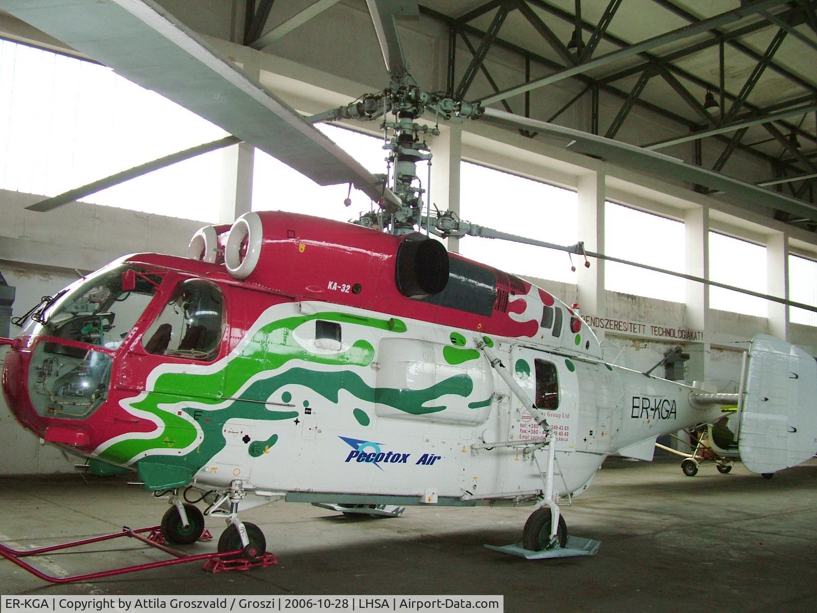 ER-KGA, 1989 Kamov Ka-32T Helix C C/N 2991101, Szentkirályszabadja (LHSA) Hungary, hangar.