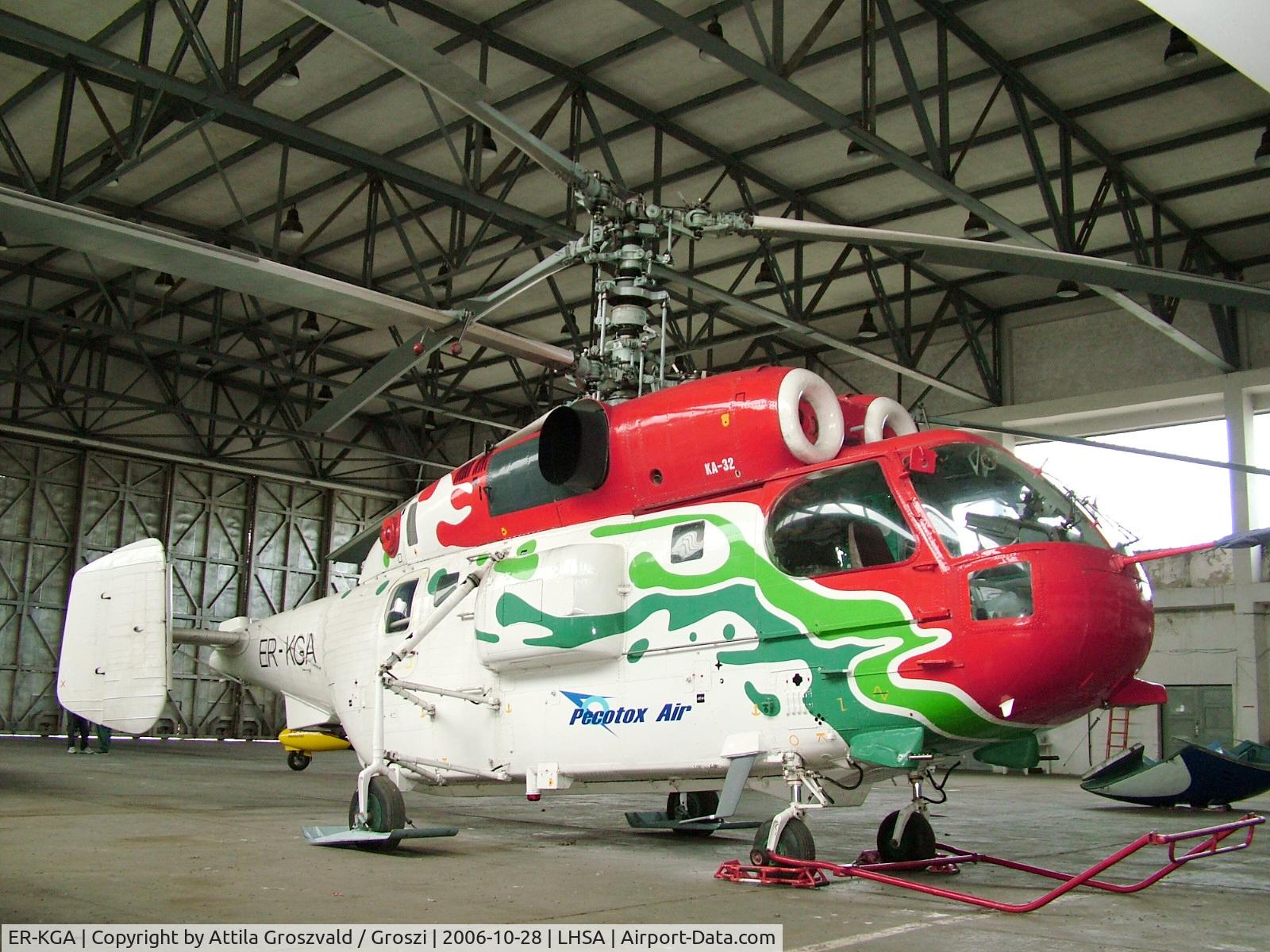 ER-KGA, 1989 Kamov Ka-32T Helix C C/N 2991101, Szentkirályszabadja (LHSA) Hungary, hangar, ex HA-HSB
