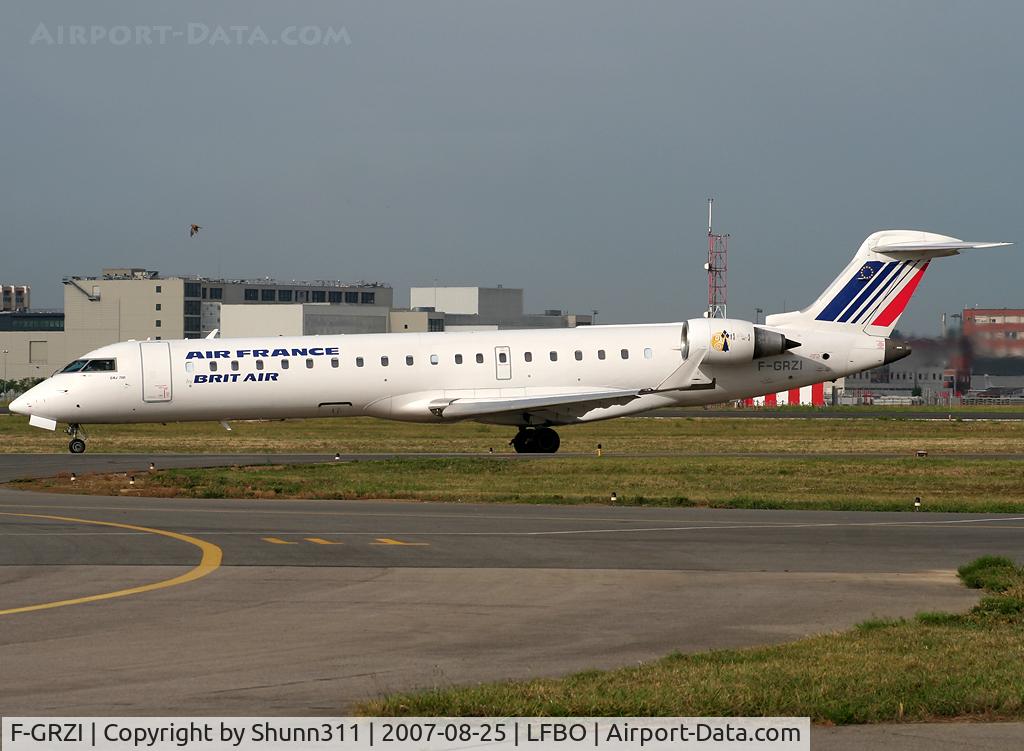 F-GRZI, Canadair CRJ-702 (CL-600-2C10) Regional Jet C/N 10093, Taxiing holding point rwy 32R for departure...