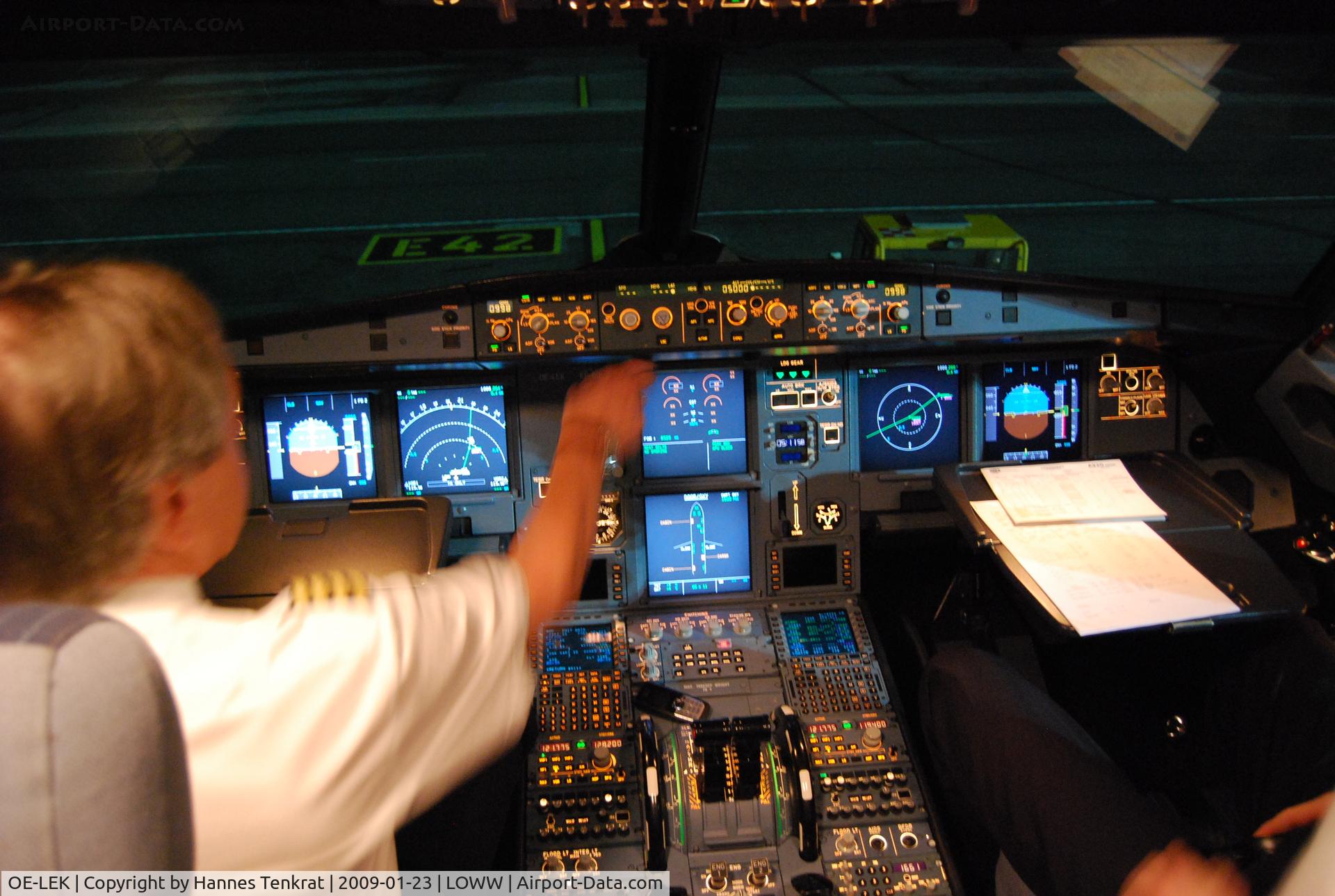 OE-LEK, 2007 Airbus A319-112 C/N 3019, Cockpit of FlyNIKI Airbus A319 OE-LEK 