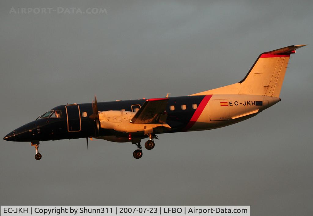 EC-JKH, 1988 Embraer EMB-120ER Brasilia C/N 120092, Landing rwy 32L