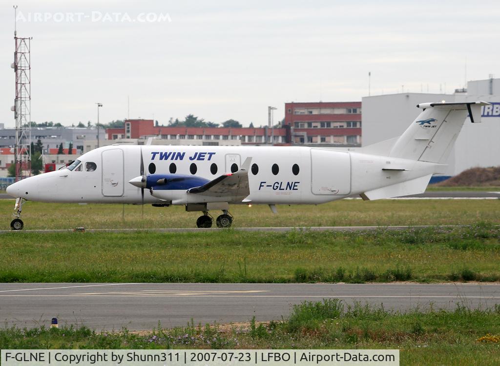 F-GLNE, 1996 Beech 1900D C/N UE-197, Rolling holding point rwy 32R
