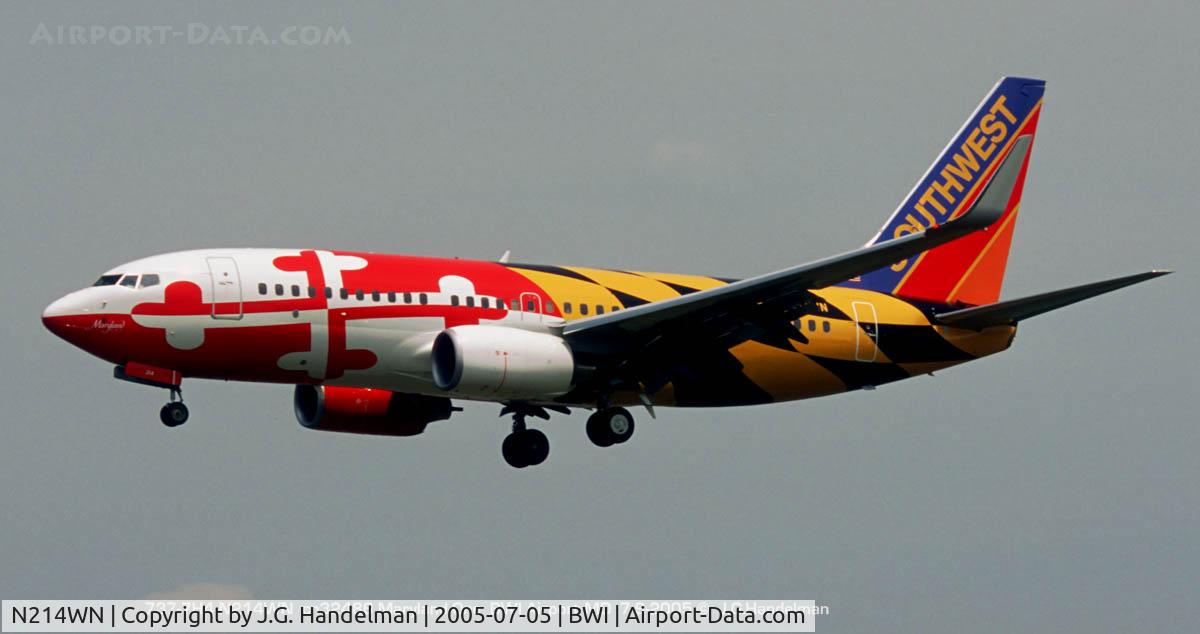 N214WN, 2005 Boeing 737-7H4 C/N 32486, final approach at BWI