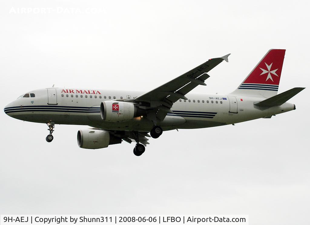 9H-AEJ, 2004 Airbus A319-112 C/N 2186, Landing rwy 32L